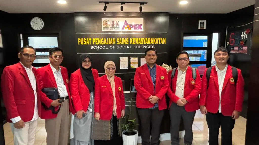 Delegasi dosen Program Studi Magister Administrasi Publik (MAP) Fakultas Ilmu Sosial dan Ilmu Politik Universitas Hasanuddin berpose di depan School of Social Sciences, Universiti Sains Malaysia (USM), Penang, pada kegiatan International Colloquium on Policy and Governance, Senin (24/11/2025). Kegiatan ini mempererat kerja sama akademik antara Unhas dan USM dalam bidang riset kebijakan publik dan tata kelola pemerintahan.